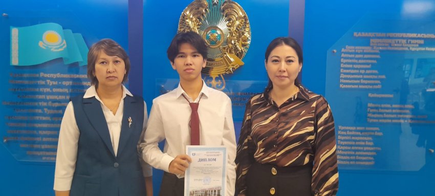Каким Алижан 🏆 БАС ЖҮЛДЕ иегері атанып, 4 жылдық білім беру грантын ұтып алды.